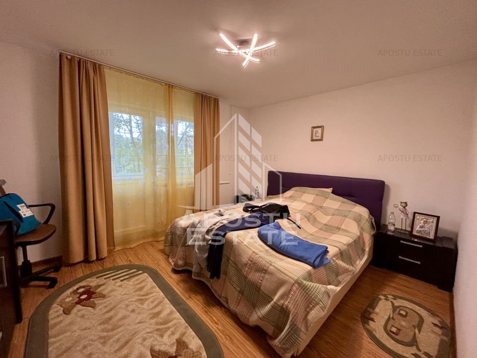 Apartament cu 4 camere, etaj intermediar, centrala, zona Shopping City