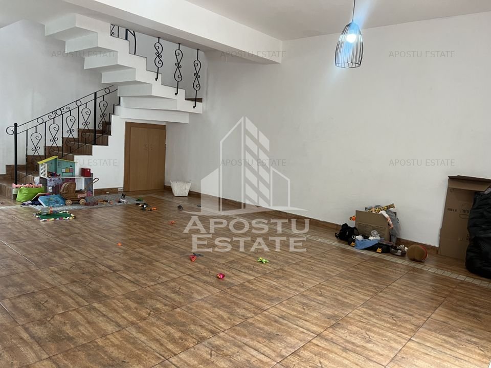 Casa cu 5 camere, curte, garaj, zona Girocului