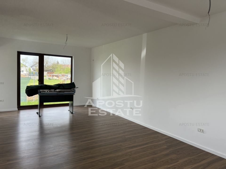 Jumatate de Duplex cu 4 camere, 2 locuri de parcare, in Sanandrei