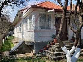 Casa de vânzare 3 camere, în Comanesti, zona Nord-Est