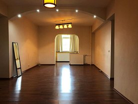 Apartament de vânzare 4 camere, în Călimăneşti, zona Ultracentral