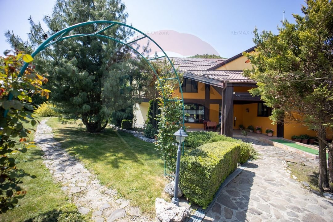 Pensiune superba de vanzare in Moieciu de Jos - In inima naturii