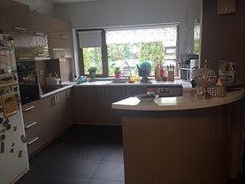 Casa de vânzare 4 camere, în 1 Decembrie