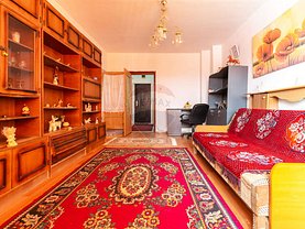 Apartament de vanzare 3 camere, în Buhuşi, zona Sud-Est