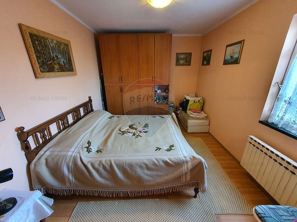 Casa / Vila cu 9 camere de vanzare in zona Primaria Margineni - imaginea 1