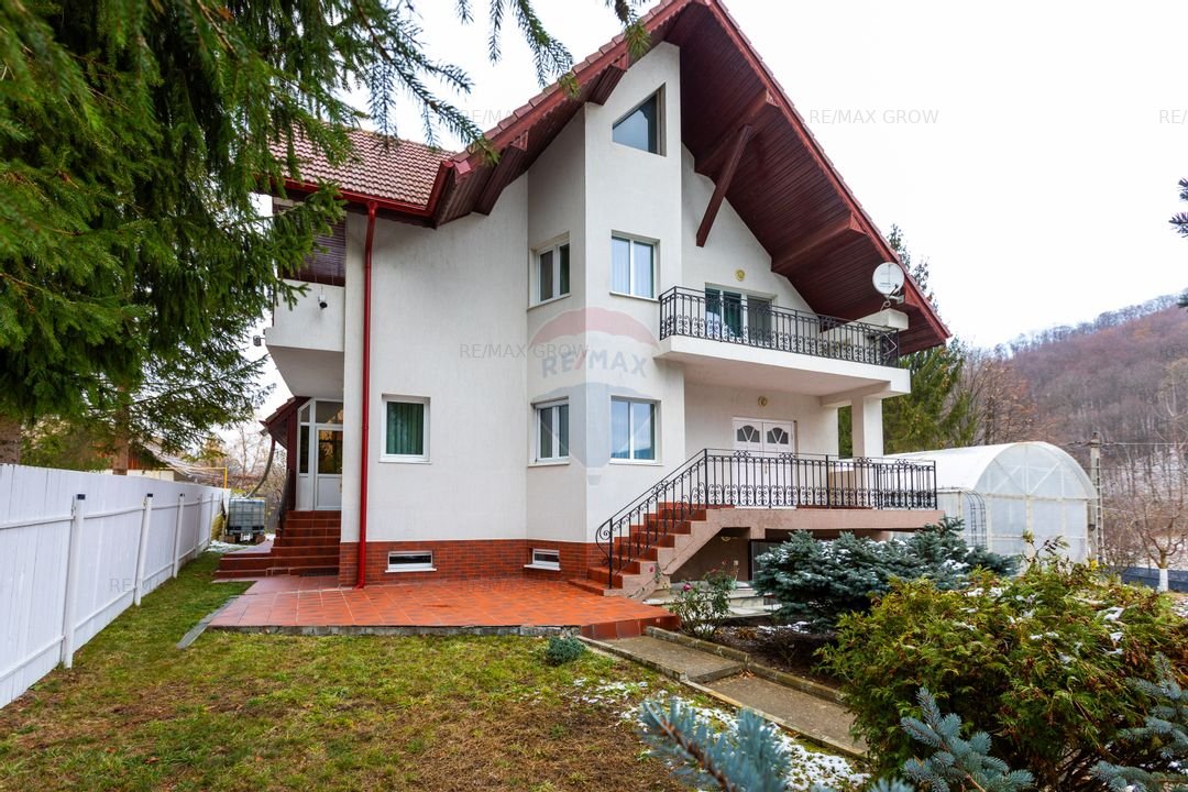 Casa / Vila D+P+1 cu 5 camere de vanzare, strada Slatinei, Luncani