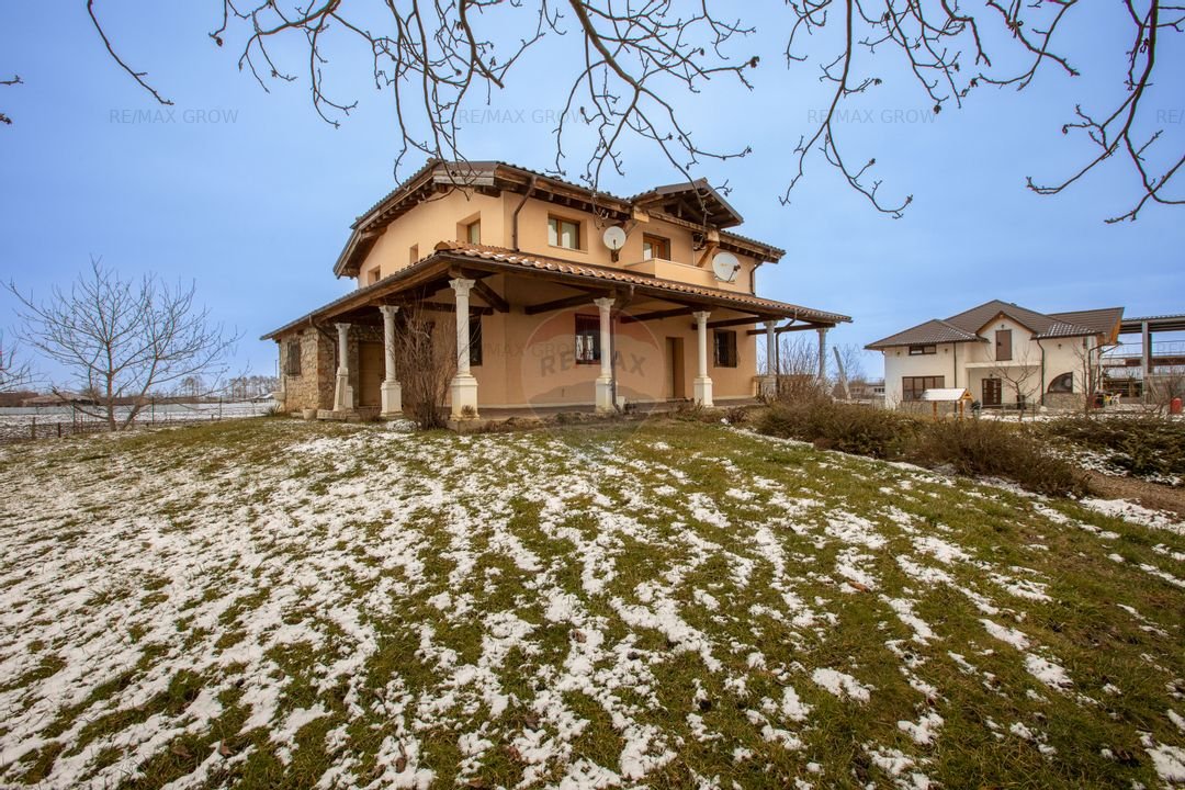 Casa / Vila de vanzare cu 8 camere si teren 1307mp