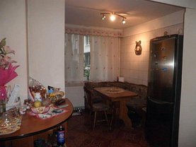 Apartament de vânzare 3 camere, în Bucureşti, zona Păcii