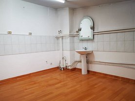 Închiriere spaţiu comercial