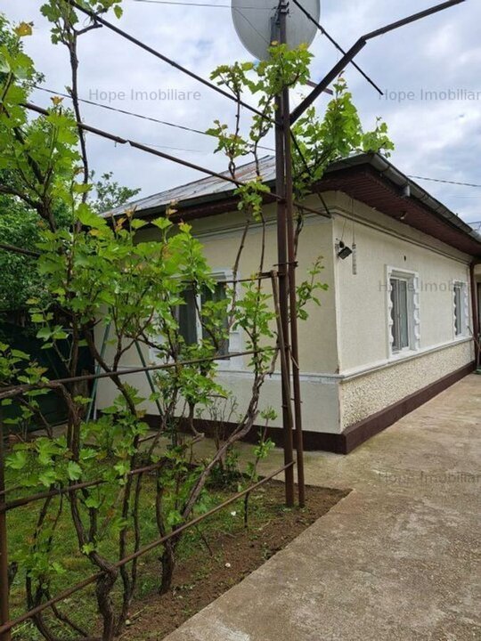 Teren vanzare cu o casa demolabila
