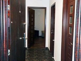 Apartament de vânzare 3 camere, în Bucureşti, zona Decebal
