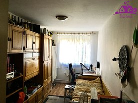 Apartament de vânzare 3 camere, în Oradea, zona Cantemir
