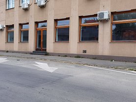Închiriere spaţiu comercial