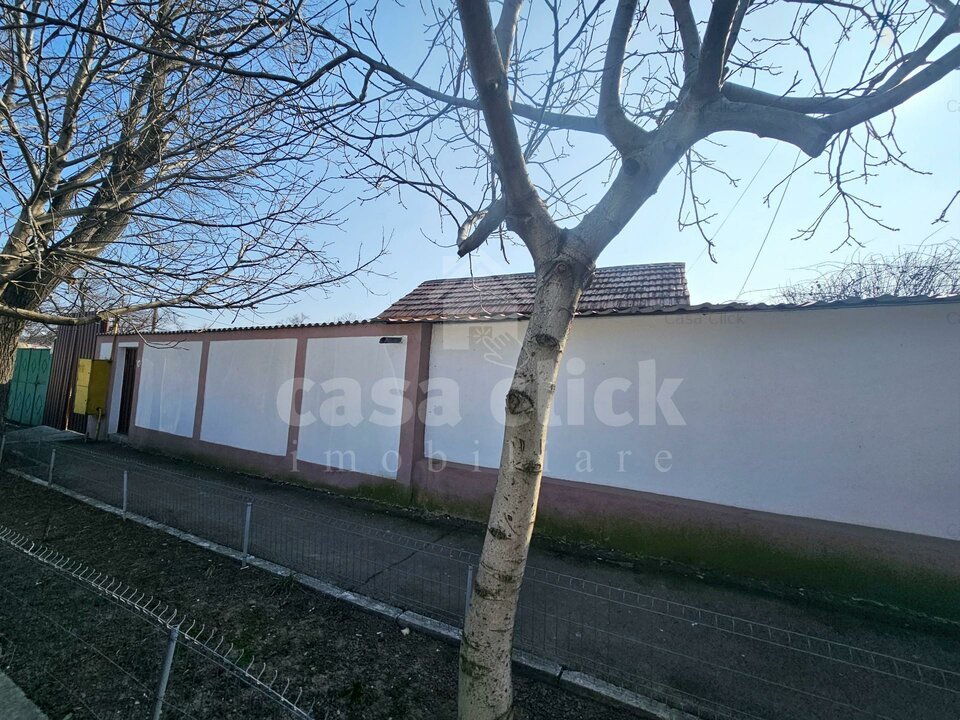 Casa cu deschidere generoasa, terasa, magazie si curte betonata