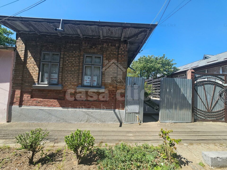 Teren 458 mp cu casă de 164 mp, renovabilă – Str. Războieni