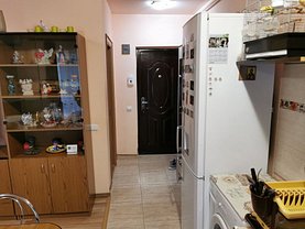 Apartament de vânzare 3 camere, în Floreşti