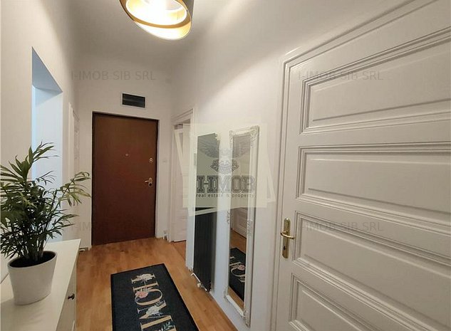 Apartament lux 4 camere 2 bai si garaj in zona ultracentrala din Sibiu - imaginea 1