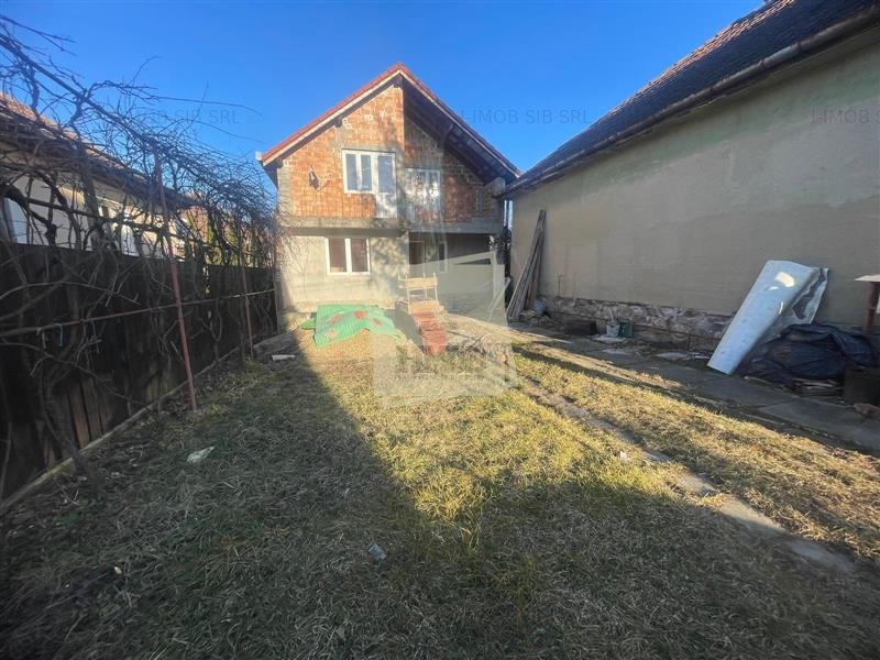 Casa cu 6 camere 2 bai si 2 balcoane zona Calea Poplacii