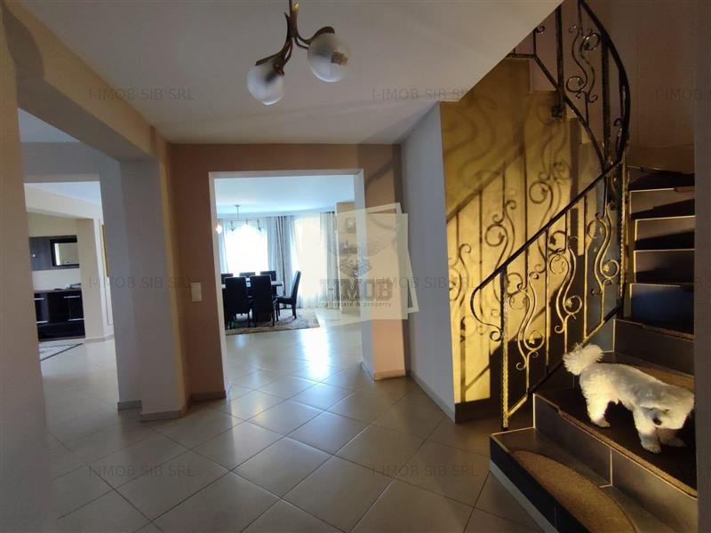 Casa cu 4 camere 3 bai garaj inchis si teren 1100 mp in Tocile