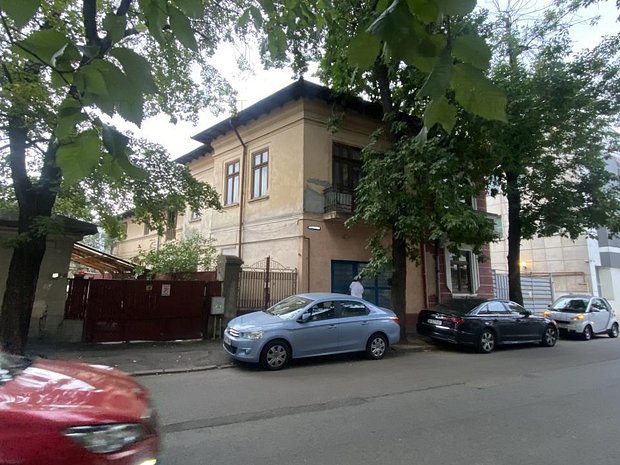 gallon landing Labe Casa cu o curte libera de 110 mp in apropiere de Pache Protopopescu - casa/vila cu 7 camere de vanzare in Bucureşti, judetul Bucureşti Ilfov - XC3T1108D - 219.000 EUR gallon landing Labe Casa cu o curte libera de 110 mp in apropiere de Pache Protopopescu - casa/vila cu 7 camere de vanzare in Bucureşti, judetul Bucureşti Ilfov - XC3T1108D - 219.000 EUR