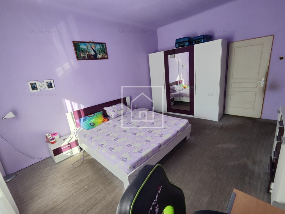 Casa cu 1 vecin in curte, gradina si garaj proprii in Piata Cluj