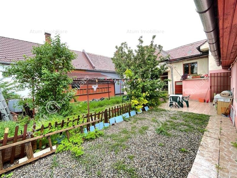 Casa de vanzare cu 2 camere si curte comuna in Sibiu - imaginea 1