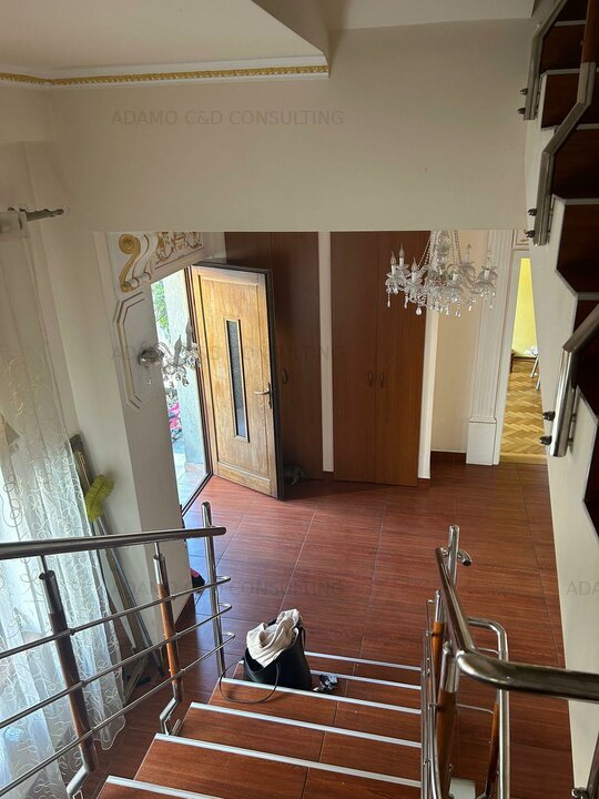 Se inchiriaza vila in zona centrala +casurta mai mica ambele la cheie.