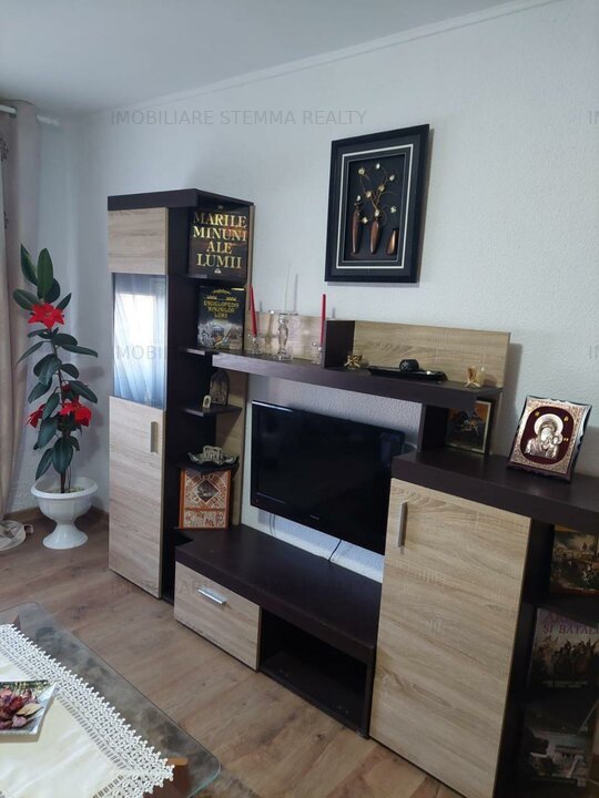 INCHIRIEZ  apartament 3 camere decomandat  in Navodari