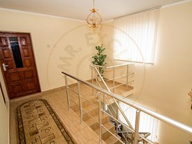 Casa de închiriat 4 camere, în Poiana Lacului