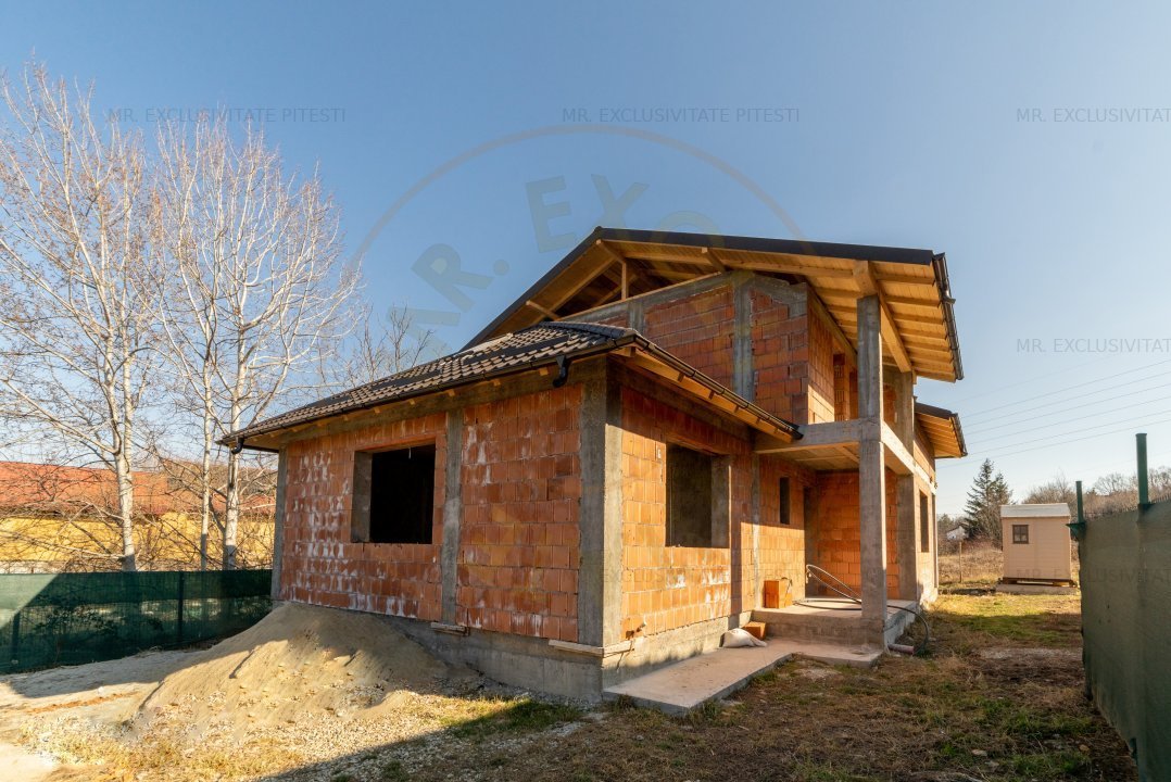 Casa la rosu de vanzare - 4 camere, 3 bai, teren 487 mp, zona Gavana