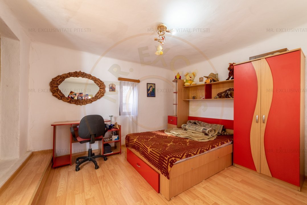 Casa spatioasa cu livada si anexe, la 20 km de Pitesti - 1810 mp teren