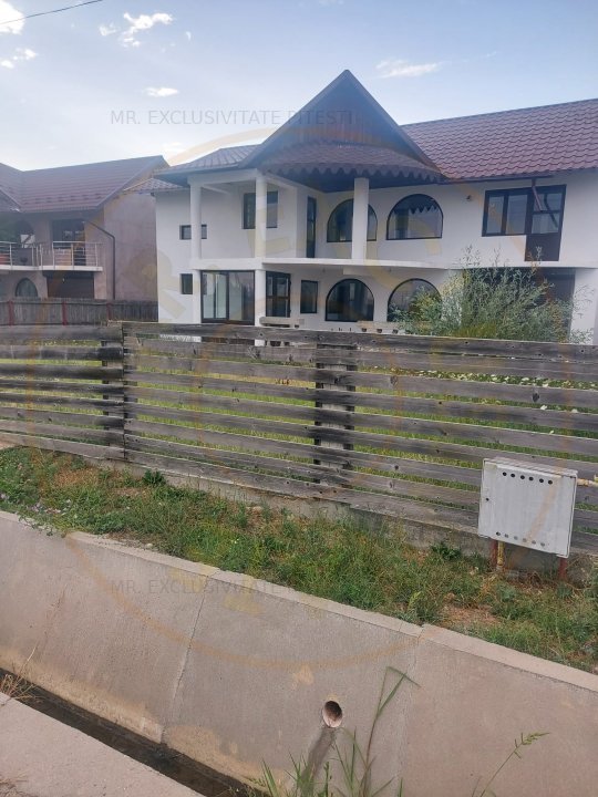 Casa spatioasa de vanzare - 225 mp utili, strada Scoartei, Bradu/zona Primariei
