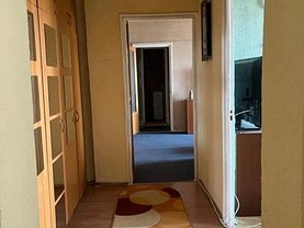 Apartament de vânzare 3 camere, în Bucureşti, zona Mărgeanului