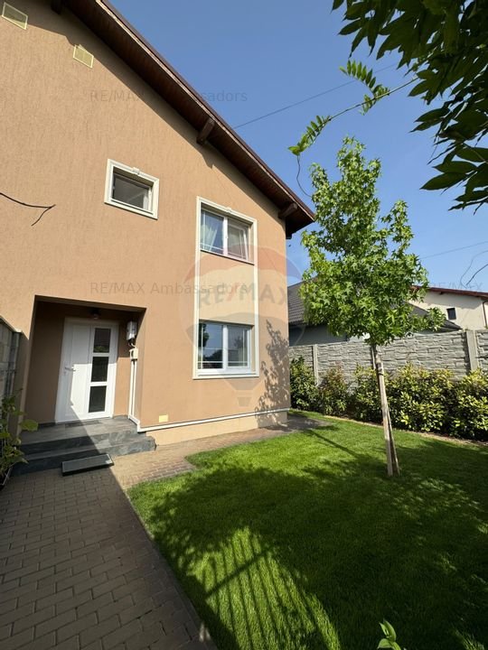 Casa / Vila cu 4 camere de vanzare