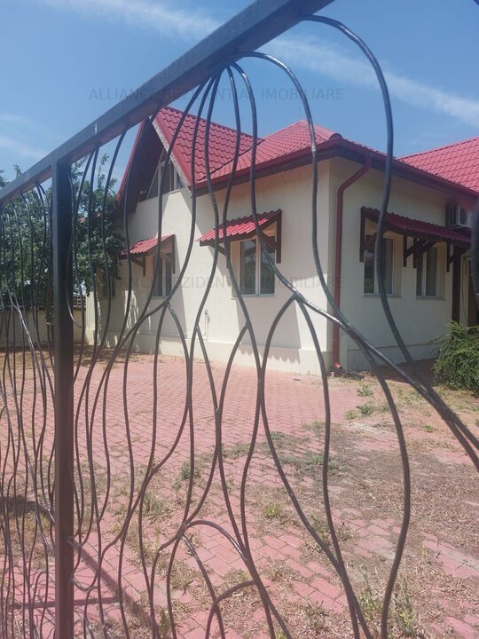Casa deosebita,zona Mamina,5-6 minute de mers pana la STB.Mutare imediata !