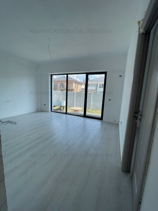 --Casa cu 3 camere - STB 440 Piata Sudului