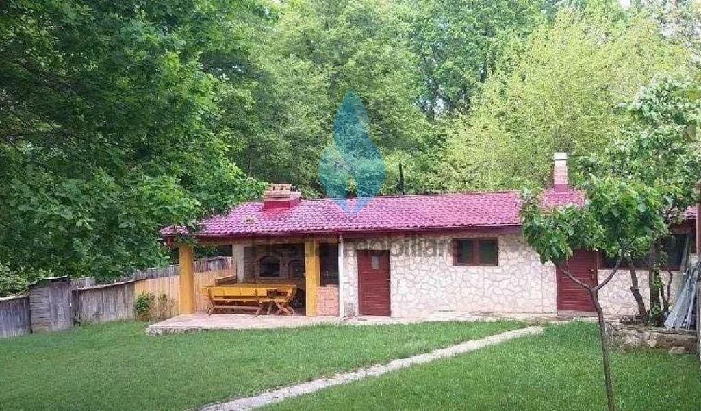 Casa cu doua camere si 2400mp teren,Barnova.