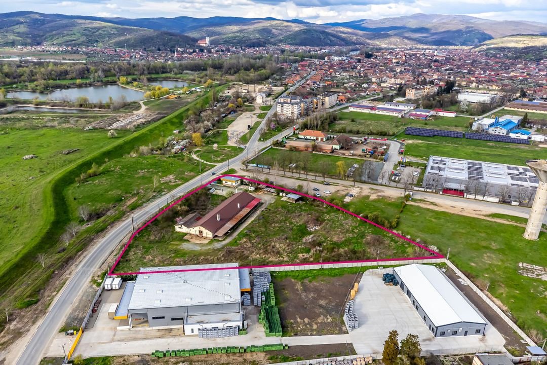 Hala industrială cu teren 10.495 mp - potenţial supermarket, Lipova