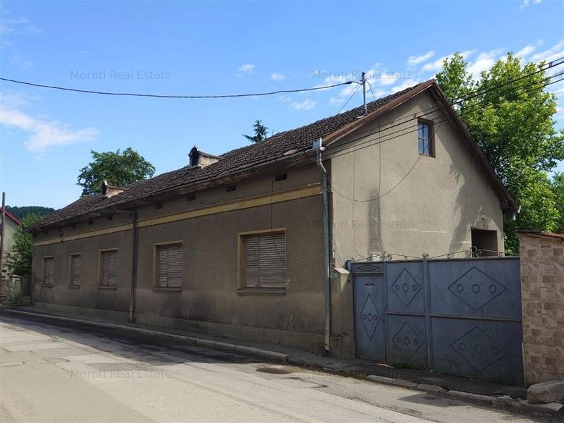 Casa, anexe si teren amplasate central in municipiul Brad
