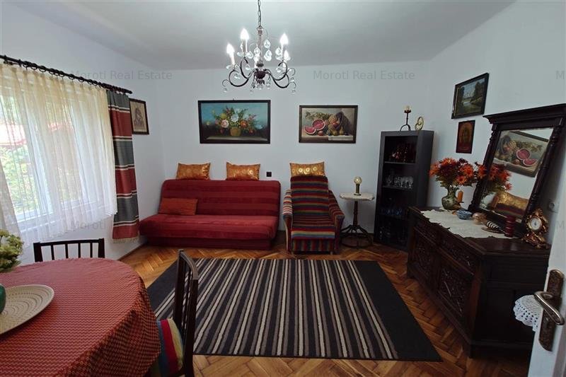 Casa cu personalitate, spatioasa, in Brad, zona Taratel, locuibila imediat