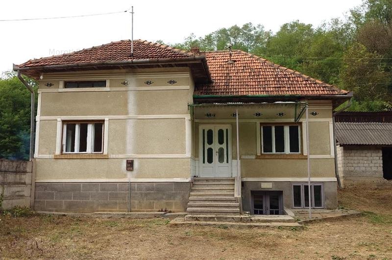 5000 mp teren intravilan cu casa si anexe la liziera padurii in Fizes, Baita, ju