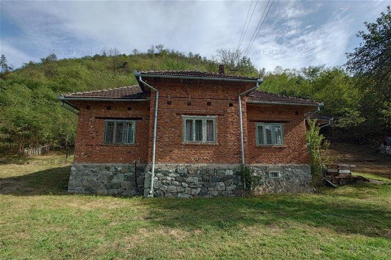Aproximativ 1 hectar de teren si casa langa padure. Proprietate deosebita in Dum