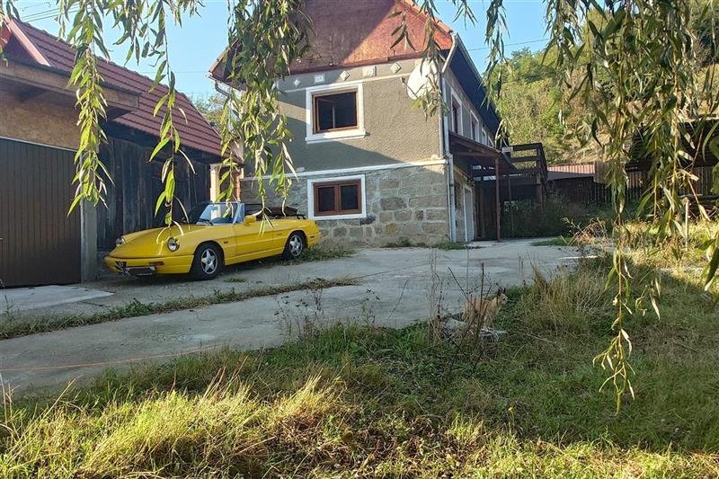Casa renovata complet si jumatate de hectar de teren, intr-o zona deosebita din