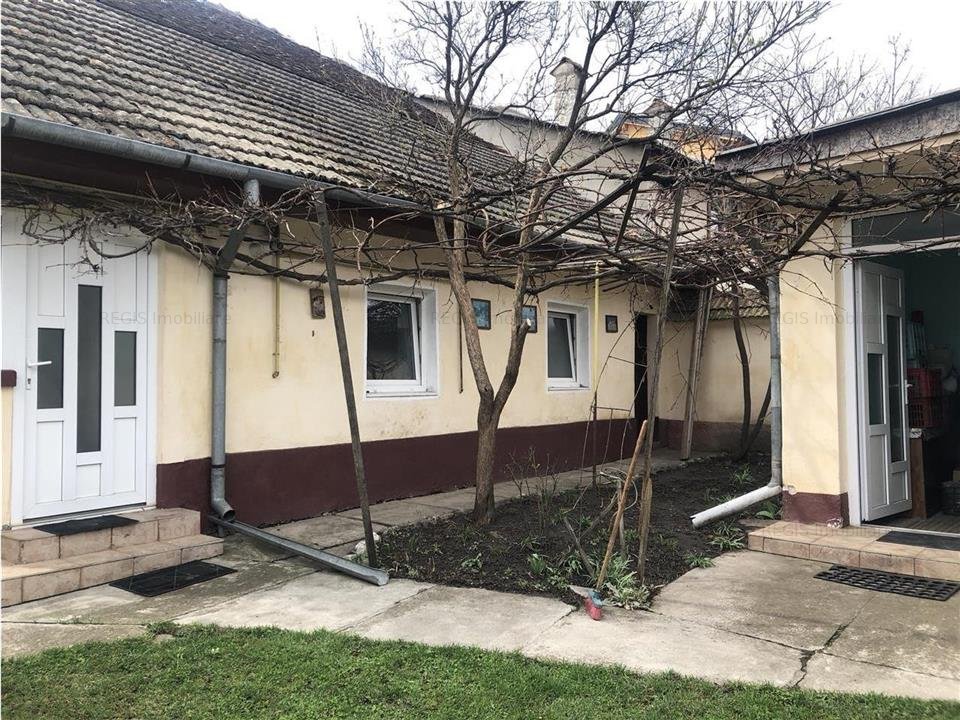 Teren generos cu livada si 2 corpuri de case, Sanpetru