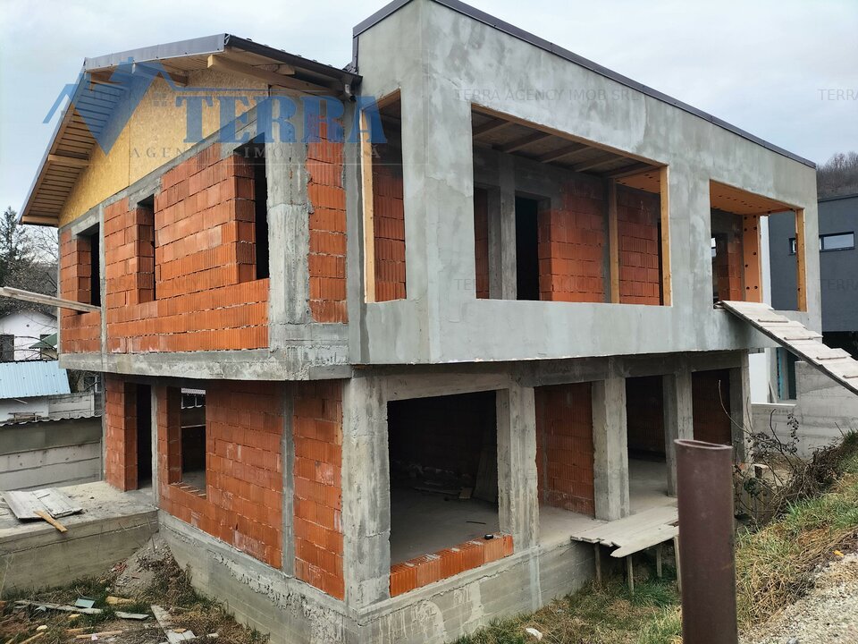 0% Comision Vilă, la roșu, în Ștefănești, zona la Cetate.