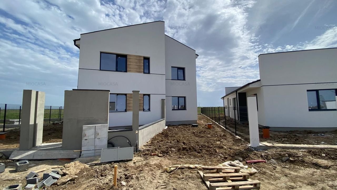 Comision 0%. Duplex spatios 120 mp. Panouri solare. 380 mp teren. La cheie.