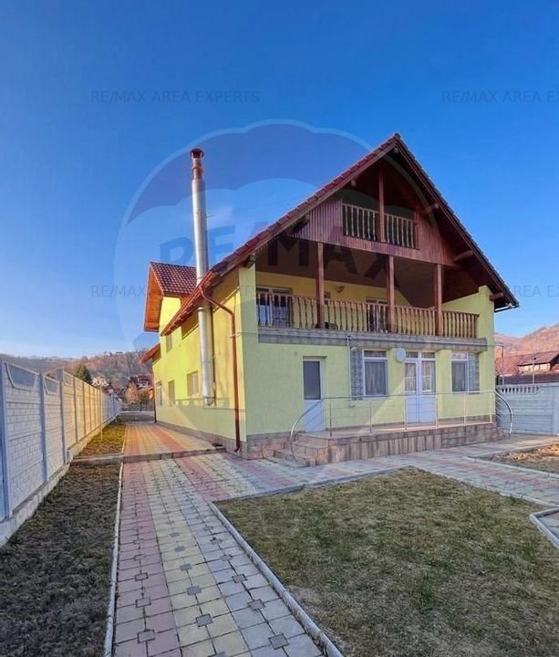 Casa / Vila cu 10 camere de vanzare in Moieciu de Jos