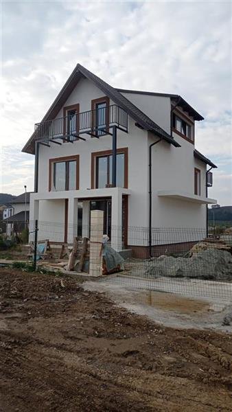 Casa cu 3 apartamente, P+E+M, teren 500mp, toate utilitatile, Sanpetru-Harman