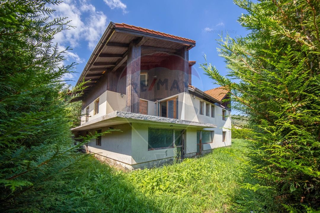 Casa / Vila cu 8 camere / 7 bai de vanzare, Moieciu de Jos