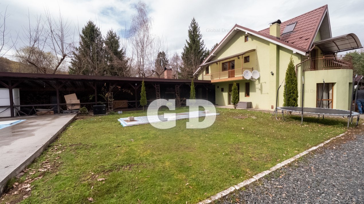 Exclusivitate, 2 cabane si piscina exterioara incalzita V. Avrigului